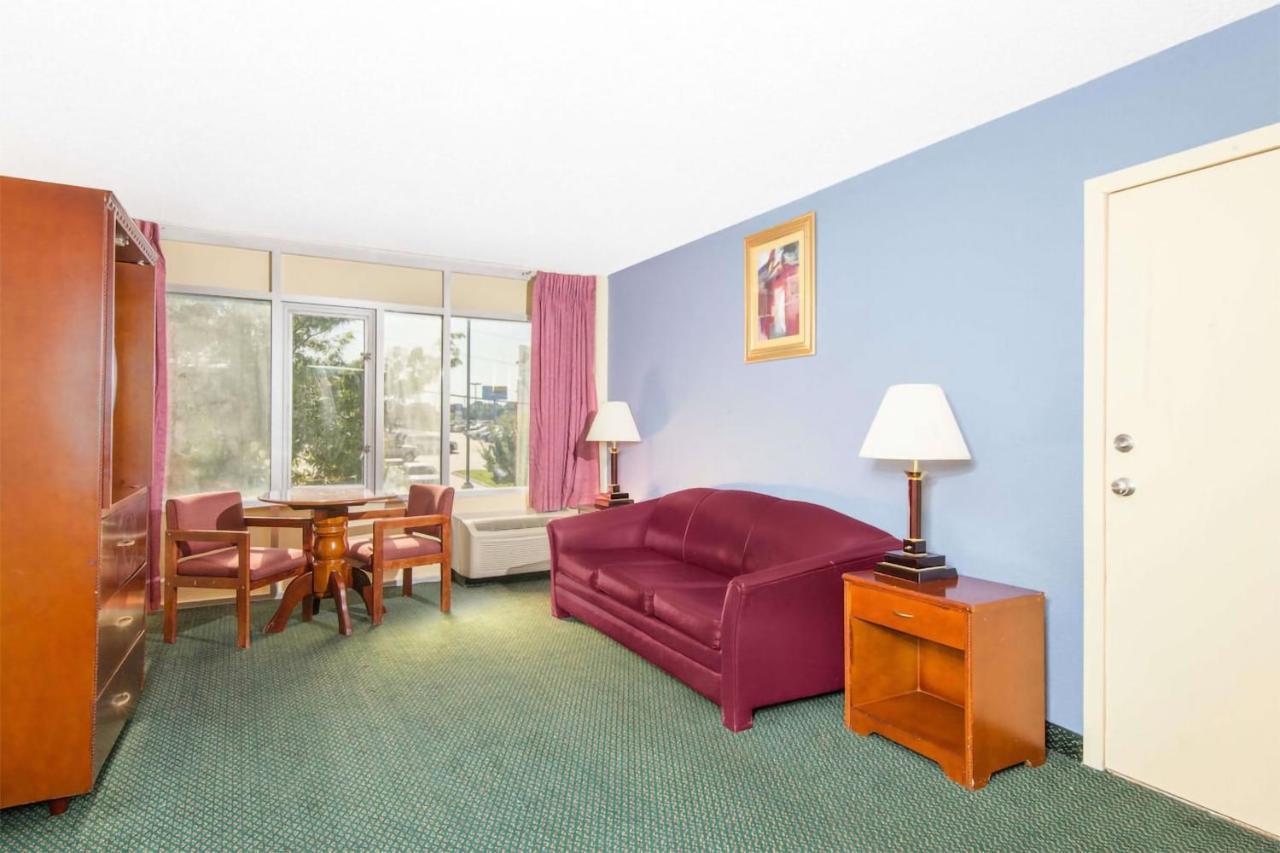 Blue Way Inn & Suites Wichita East מראה חיצוני תמונה